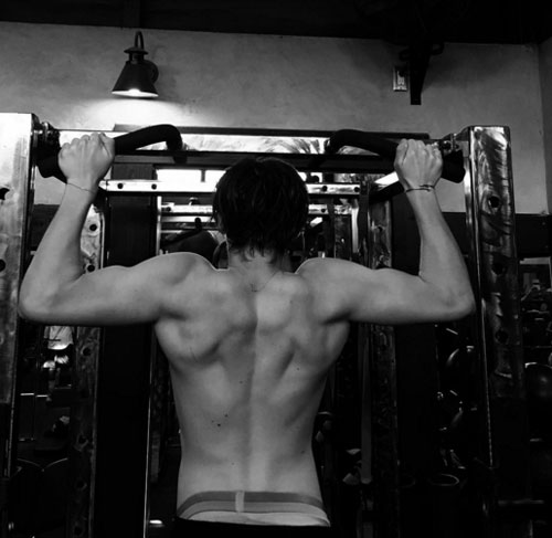 Photo of Brooklyn Beckham weightlifting on Instagram