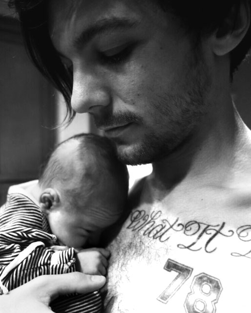 Photo of 1D star Louis Tomlinson holding his baby boy Freddie